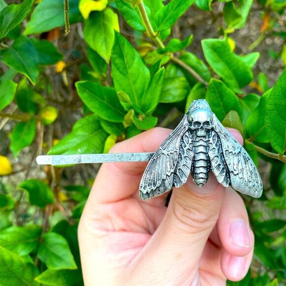 Gothic Death Moth Hair Accessory Antique Silver engraved details Vintage Look - Picture 3 of 5